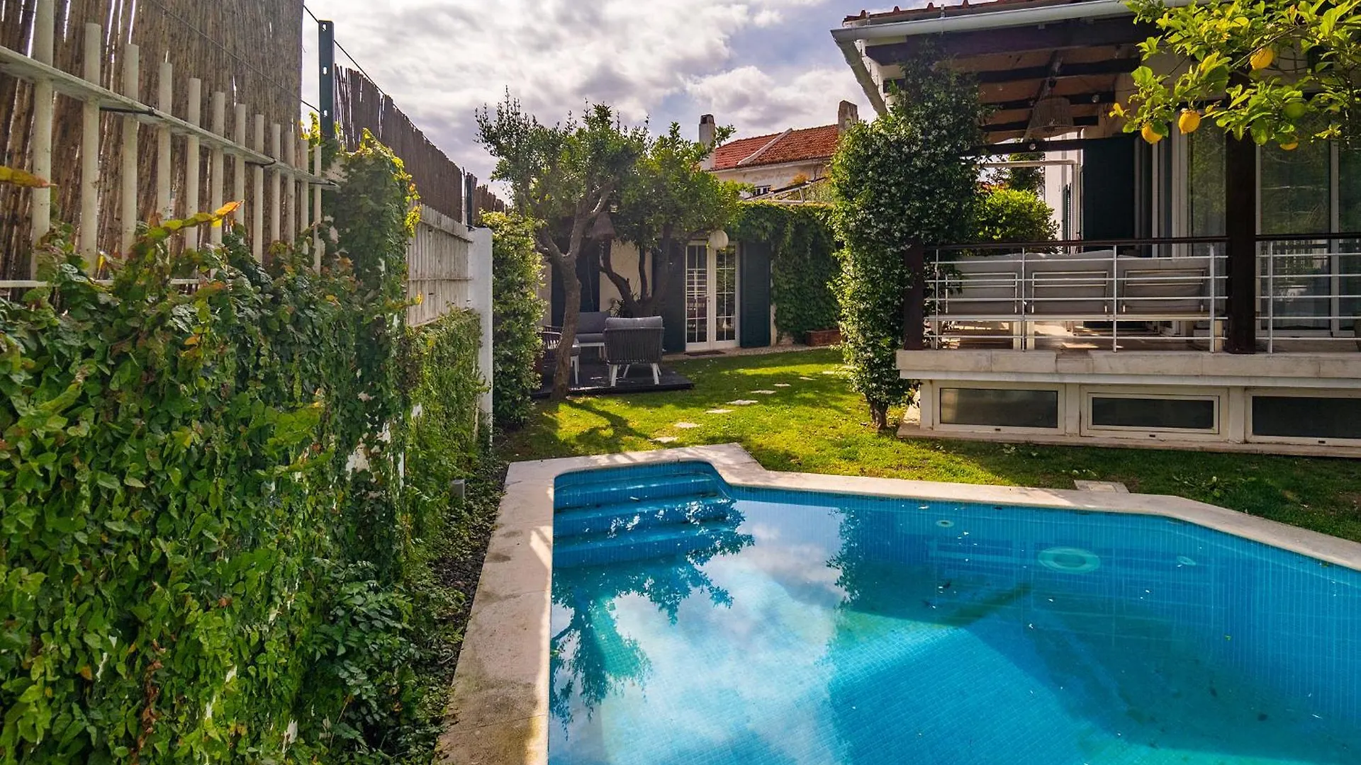 Whome Private Pool Guesthouse In Lisbon Holiday home